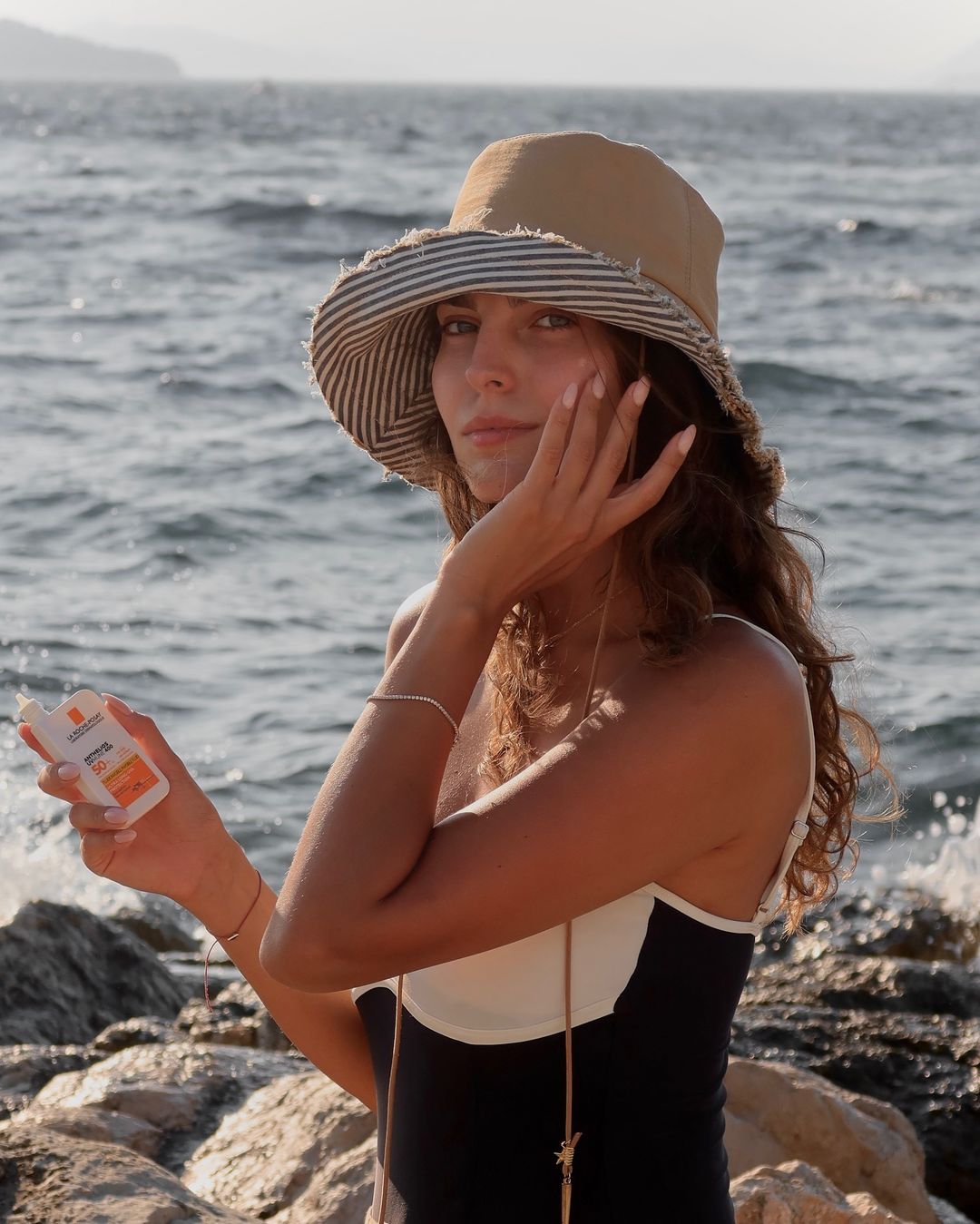 Džejla Ramović holding a ANTHELIOS UVMUNE 400 prodct